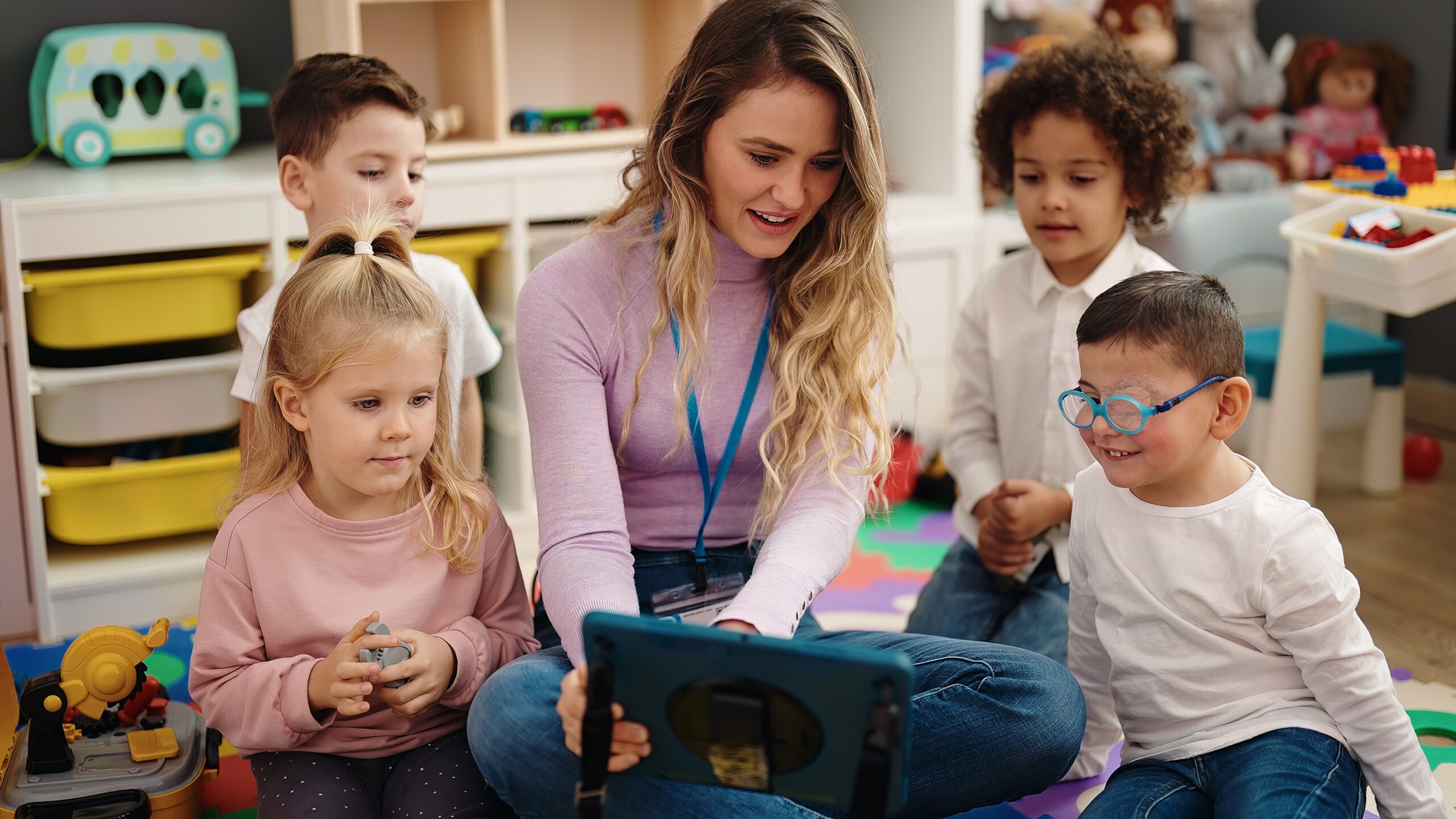 Lehrerin unterrichtet mit einem Tablet