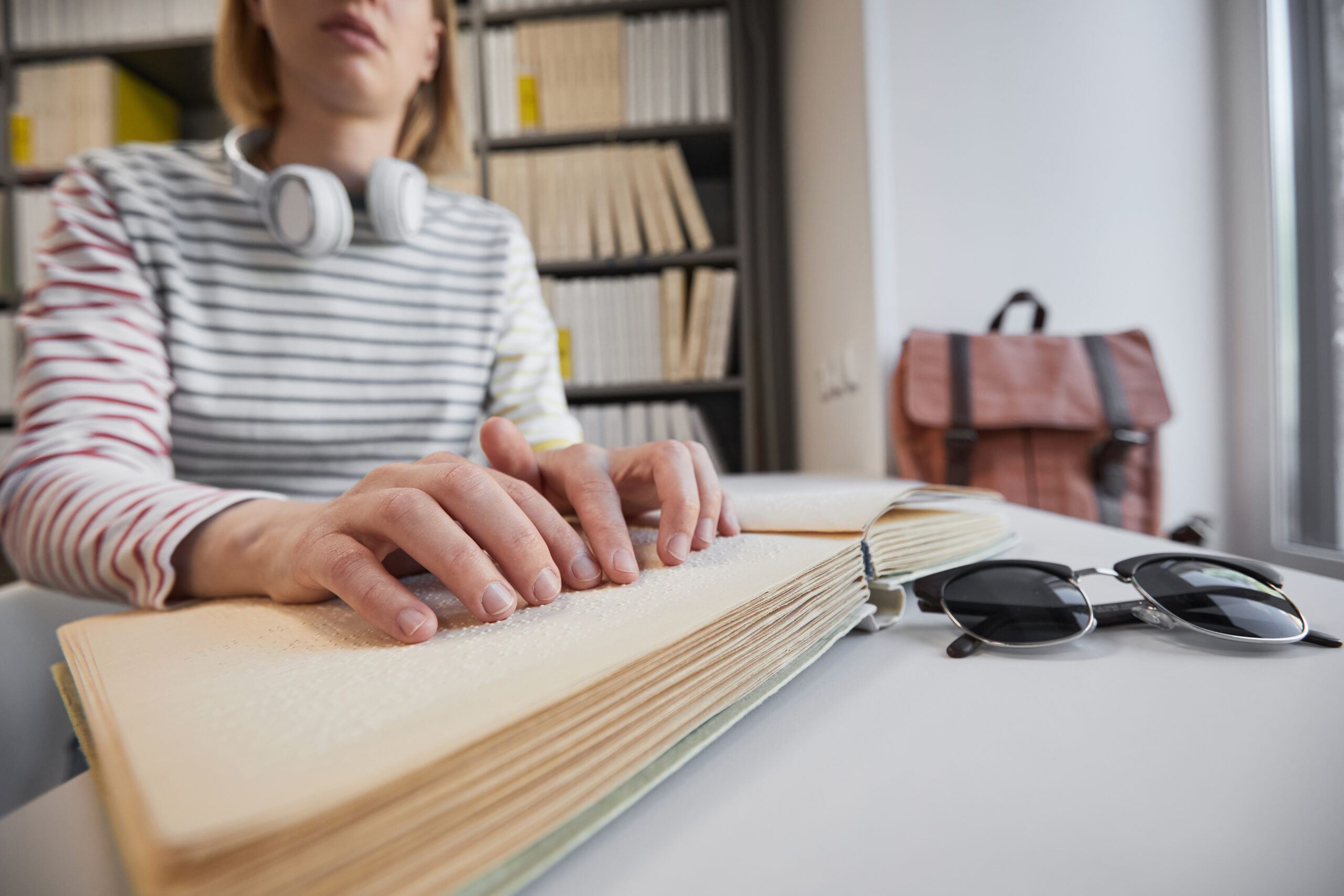Lesen von Blindenschrift